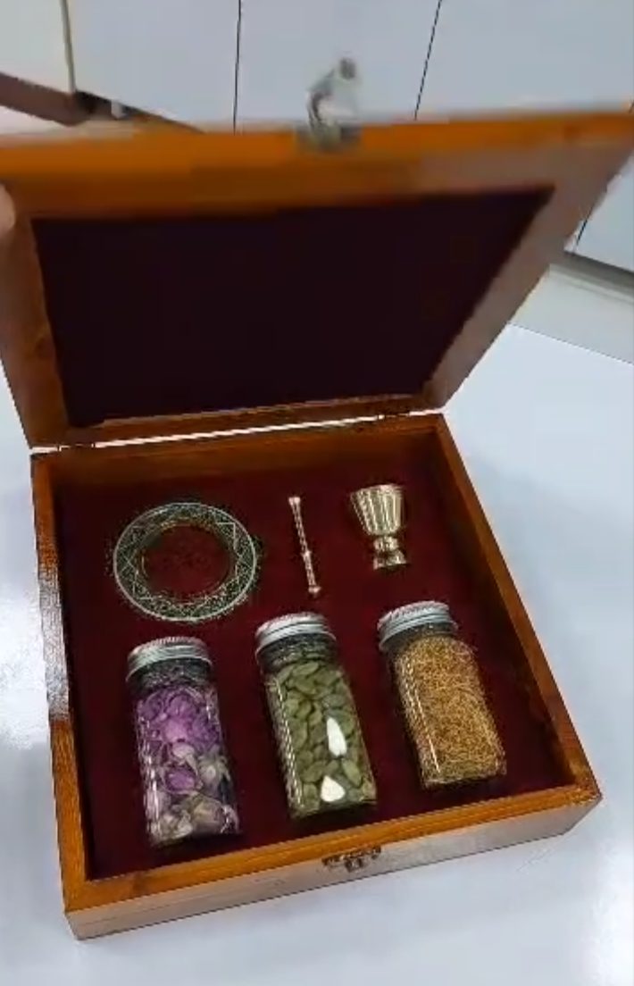 Export Saffron with Accessories