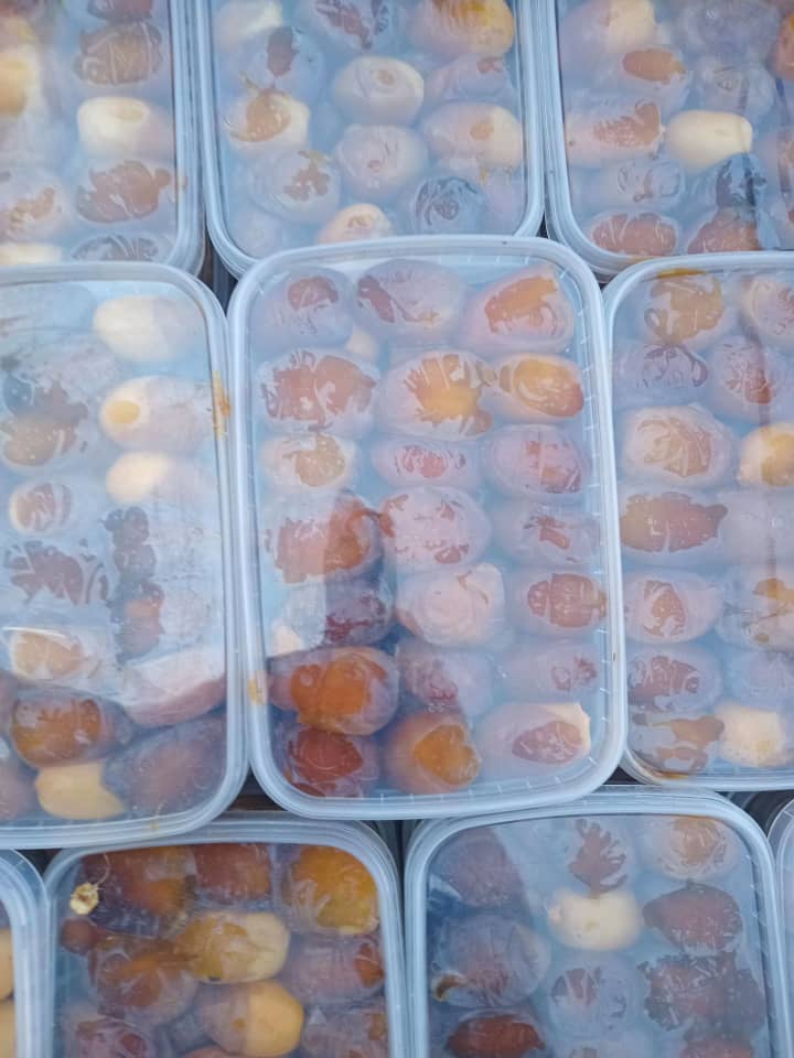 Wet and dry dates are available in large quantities